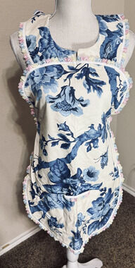 VTG 70s Bib Apron Blue floral pockets Cottagecore Pinafore Ruffles MCM Tradwife
